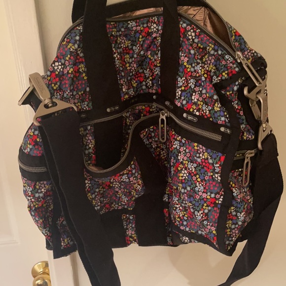 Lesportsac small duffle bag never used - Picture 2 of 4